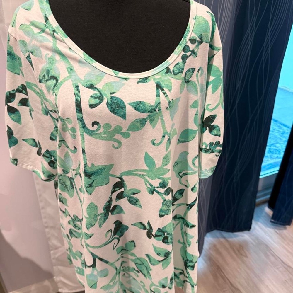 LulaRoe green leaf print t-shirt in 2XL